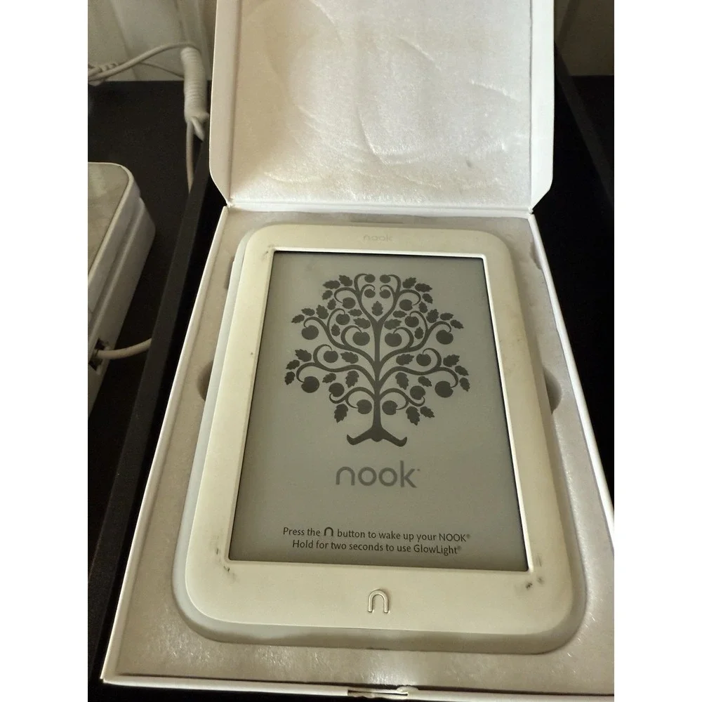 Barnes&Noble Nook GlowLight Wi-Fi. 3957. BundleCable Charges Just‎ Fine Wi-Fi.